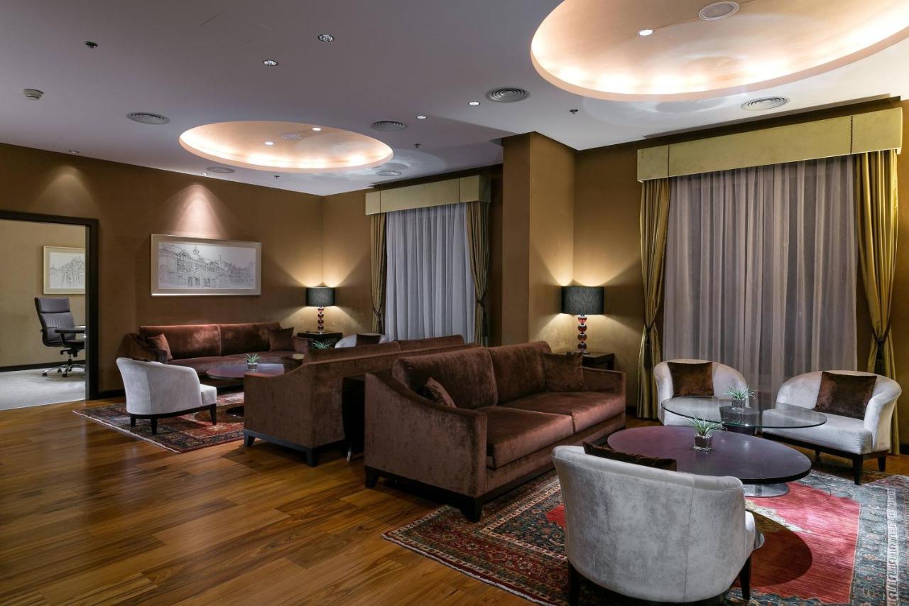Executive Twin Room Grand Living Room Access Level