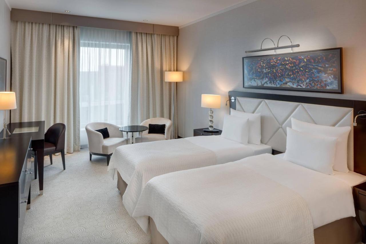 Executive Twin Room Grand Living Room Access Level